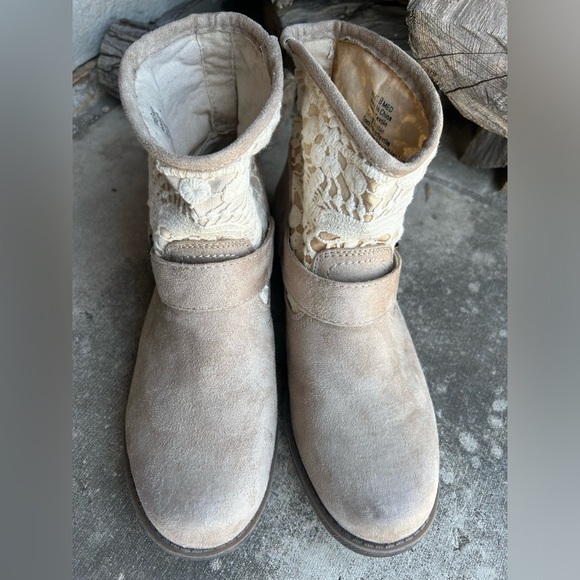 Women's Lace-Trimmed Tan Ankle Boots by Mudd Sz-8. M - Picture 3 of 8